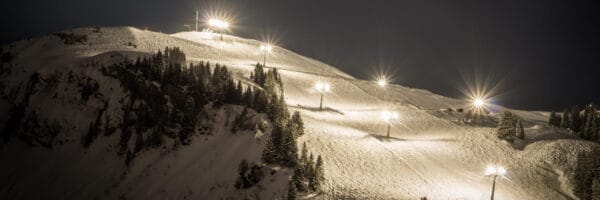 Hell beleuchtete Skipisten mit intensivem Flächenlicht