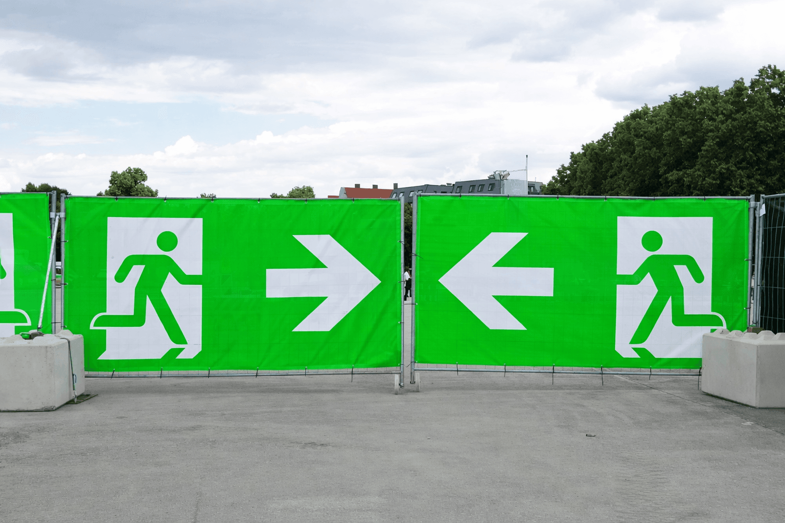 Rettungszeichensignete klar und gesetzenkonform für Outdoor Anlässe